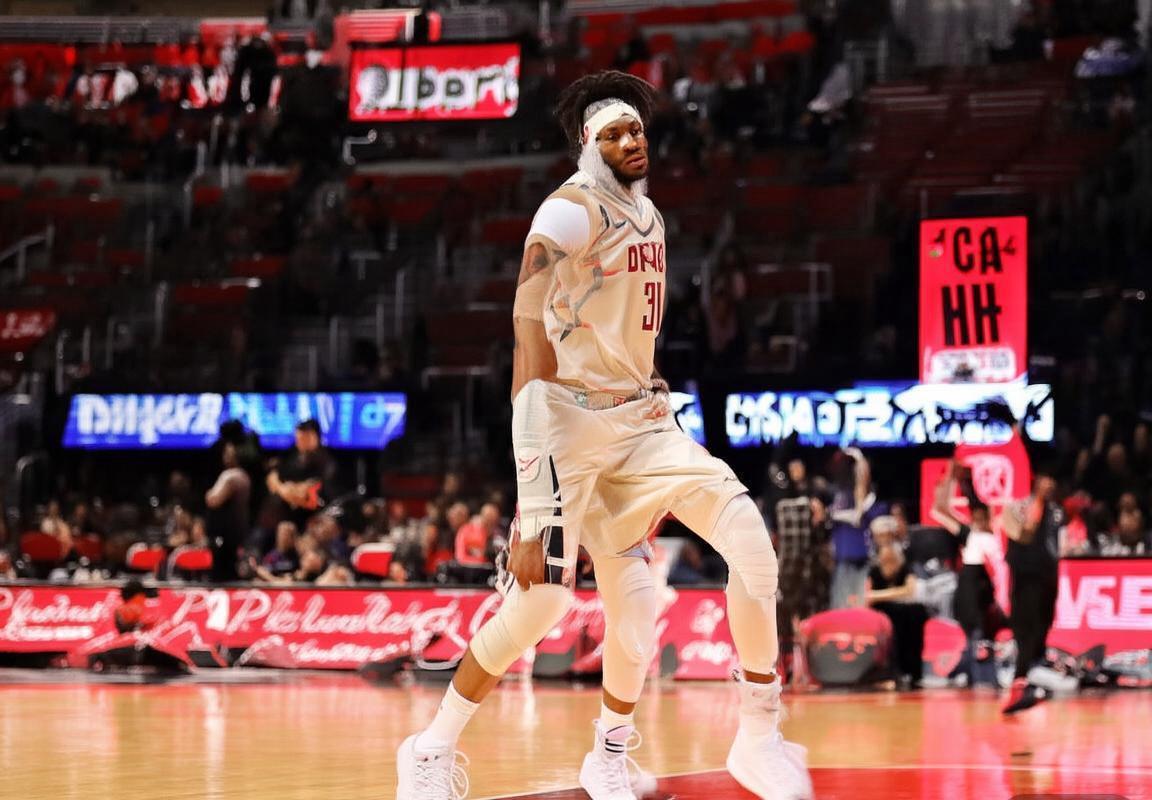 火箭队力克劲敌，季后赛席位争夺战取得关键胜利